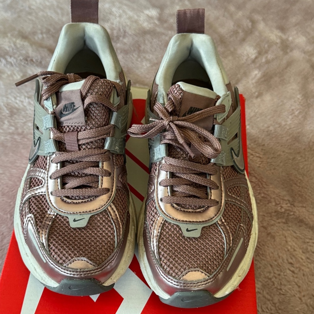 Womans Nike V2K RUN Size 5.5 Smokey Mauve/Mauve Fume